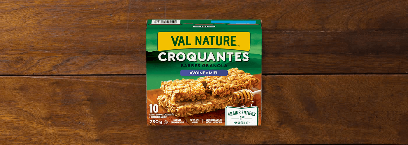 Nature Valley pack shot of Crunchy Granola Bars, Oats & Honey flavor on a wood colored background